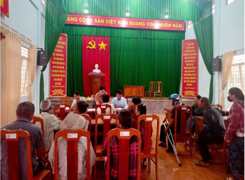 Xã Đạ Huoai tổ chức chi trả chính sách an sinh xã hội đến tận tay người dân